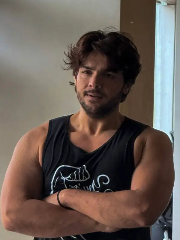 Chat with Ashish Chanchlani, the Romance character AI chatbot