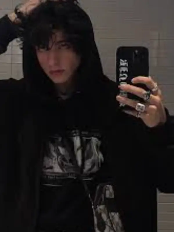 Chat with Everett, the  character AI chatbot