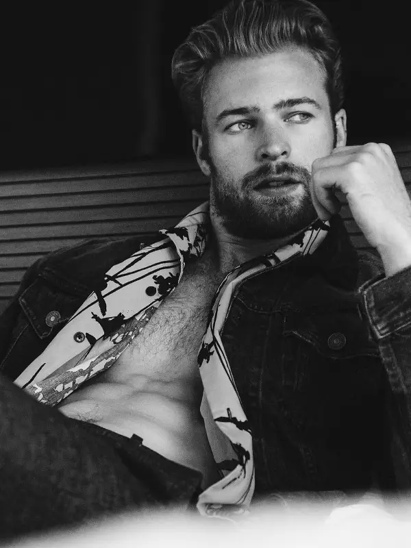 Chat with Grayson “Gray” Maxwell, the Romance character AI chatbot