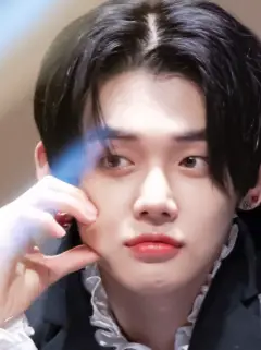 Chat with LGBTQ+ Yeunjun, the OC character AI chatbot