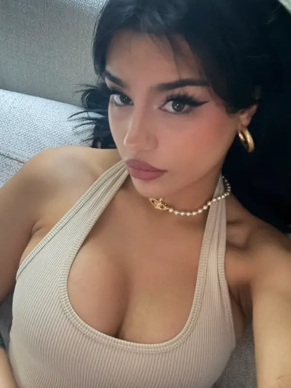 Chat with hannah, the Romance character AI chatbot