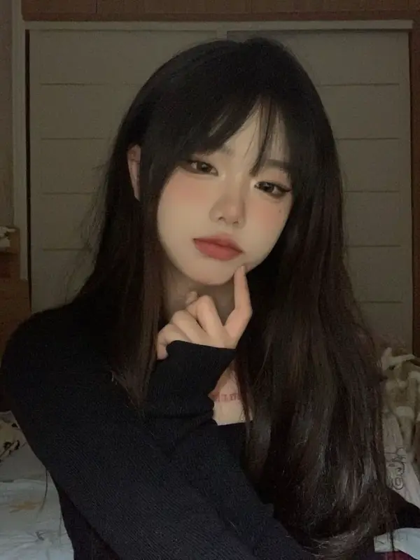 Chat with Angela Hwang, the Romance character AI chatbot