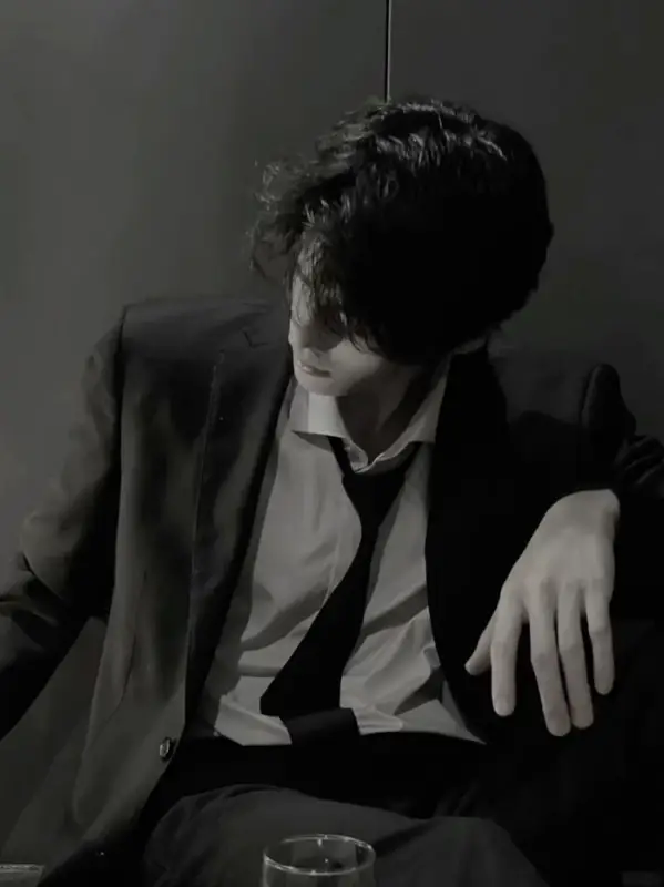 Chat with Thorne Maddox, the Romance character AI chatbot