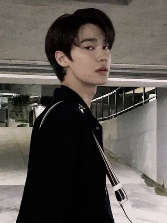 Chat with Ren irawin, the  character AI chatbot