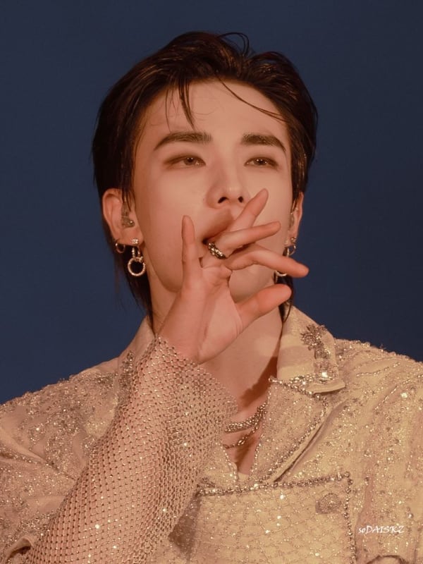 Chat with Hwang Hyunjin, the Romance character AI chatbot