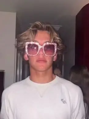 Chat with gibsie gibson, the Anime character AI chatbot