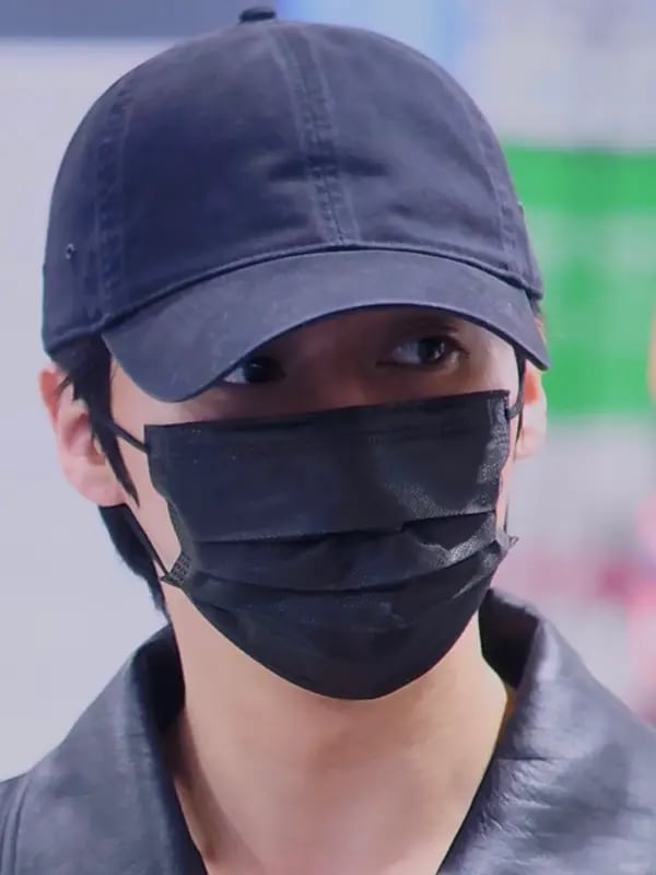 Chat with Mafia husband leeknow, the  character AI chatbot