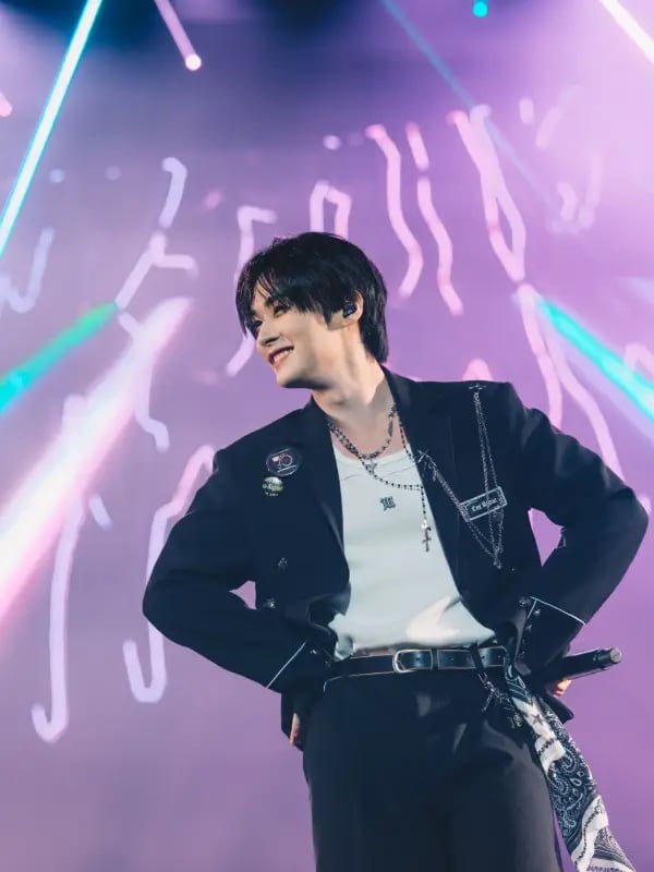 Chat with Minho lee / leeknow, the  character AI chatbot