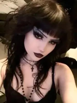 Chat with Pandora Thorne, the  character AI chatbot