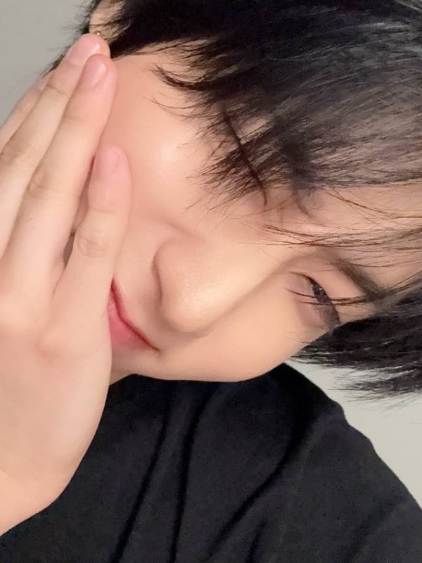 Chat with Han Jisung  BL, the  character AI chatbot