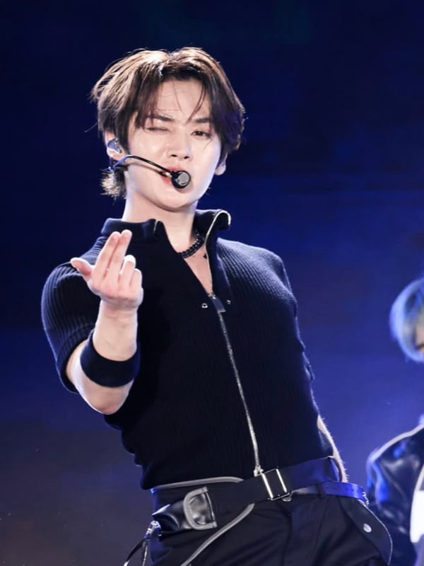 Chat with Lee Minho (Lee Know), the  character AI chatbot