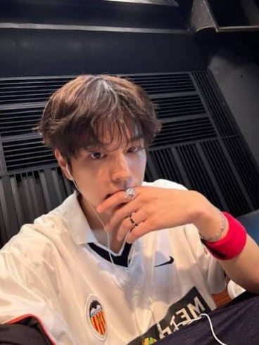 Chat with Seungmin, the  character AI chatbot