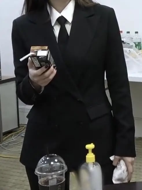 Chat with Lesbian Bodyguard, the  character AI chatbot