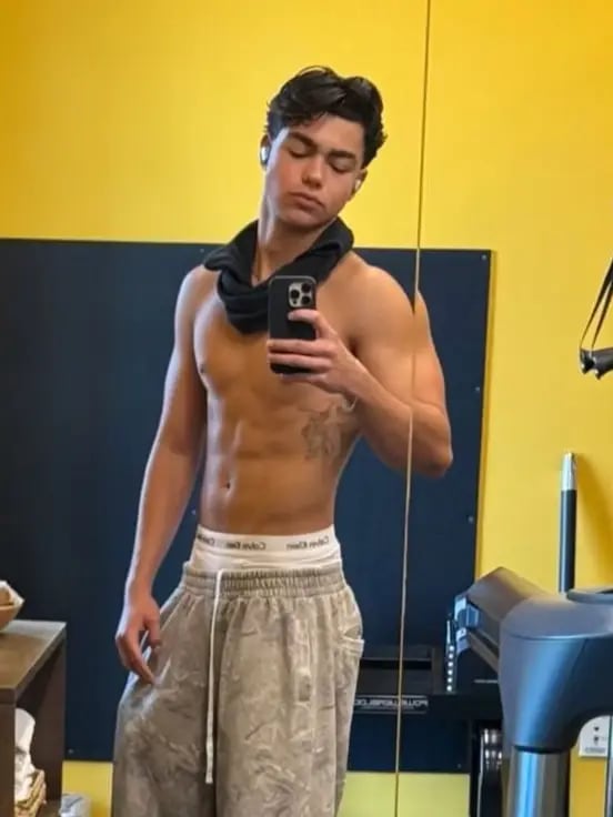 Chat with Malachi Barton, the Romance character AI chatbot