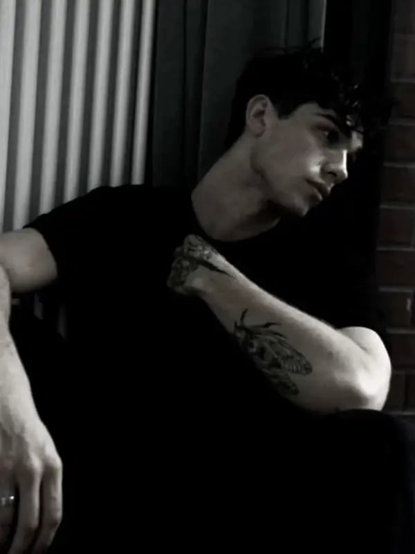 Chat with Roman Voss, the  character AI chatbot