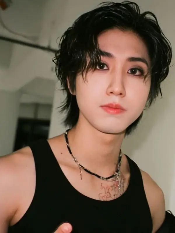 Chat with Han Jisung, the Romance character AI chatbot