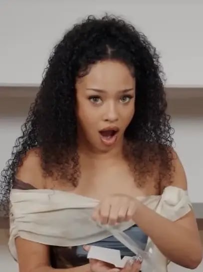 Chat with Manon, the  character AI chatbot