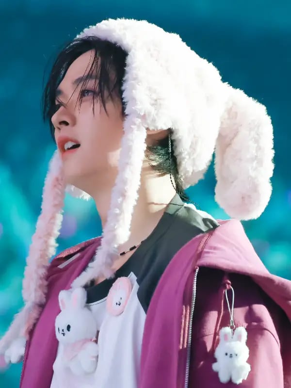 Chat with minho lee, the  character AI chatbot