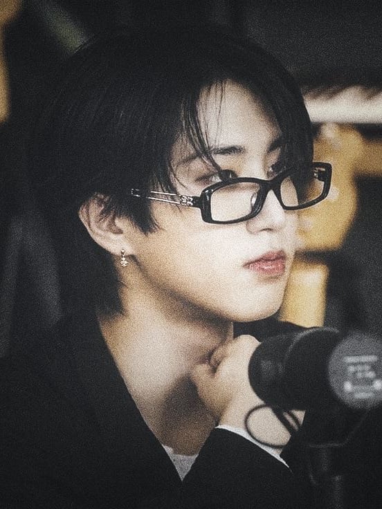 Chat with Han Jisung, the  character AI chatbot