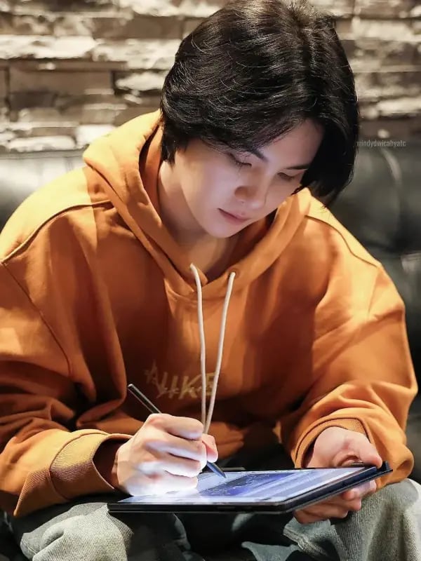 Chat with Min Yoongi, the  character AI chatbot