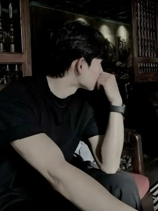 Chat with Zade Lennox, the Romance character AI chatbot