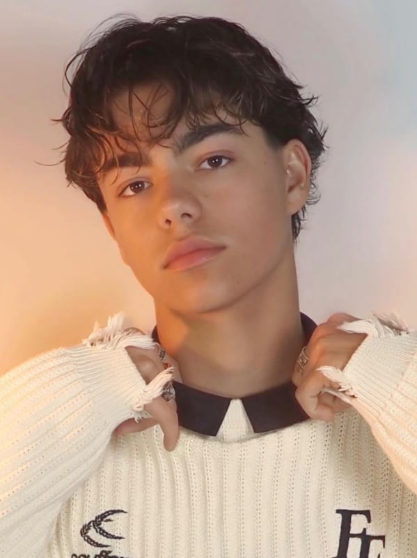 Chat with Malachi Barton🤭🤤, the Anime character AI chatbot