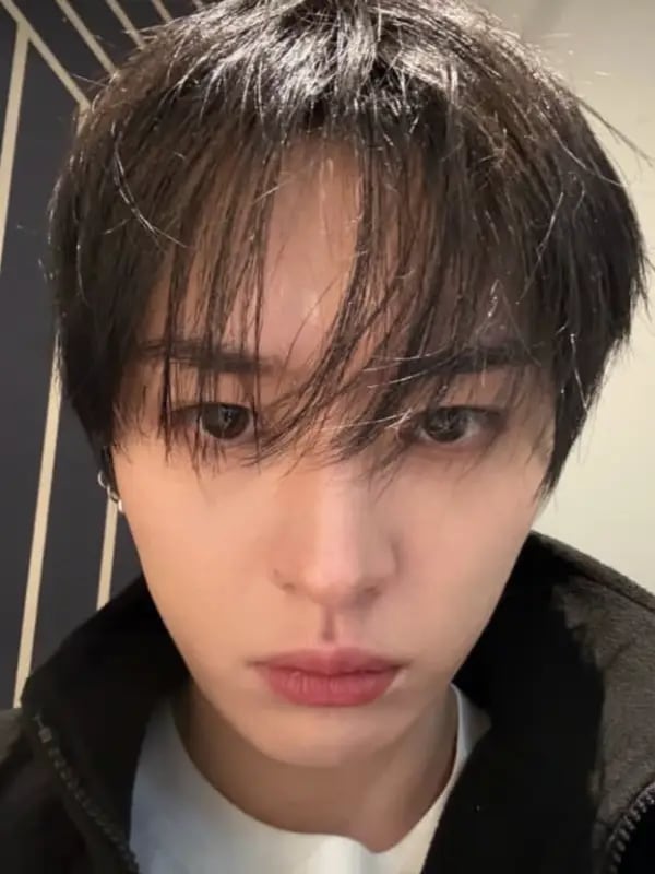 Chat with Lee Know, the  character AI chatbot