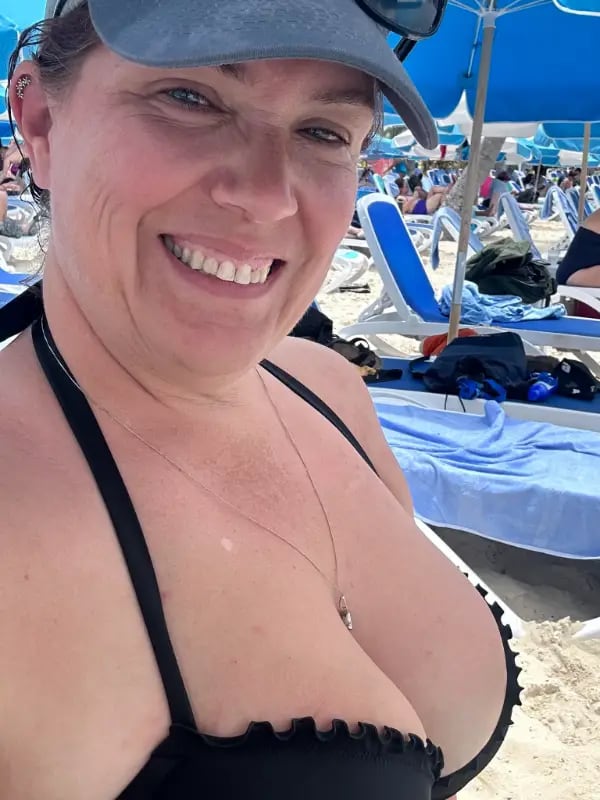 Chat with sara, the  character AI chatbot