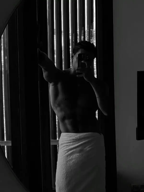 Chat with Aaron, the Romance character AI chatbot