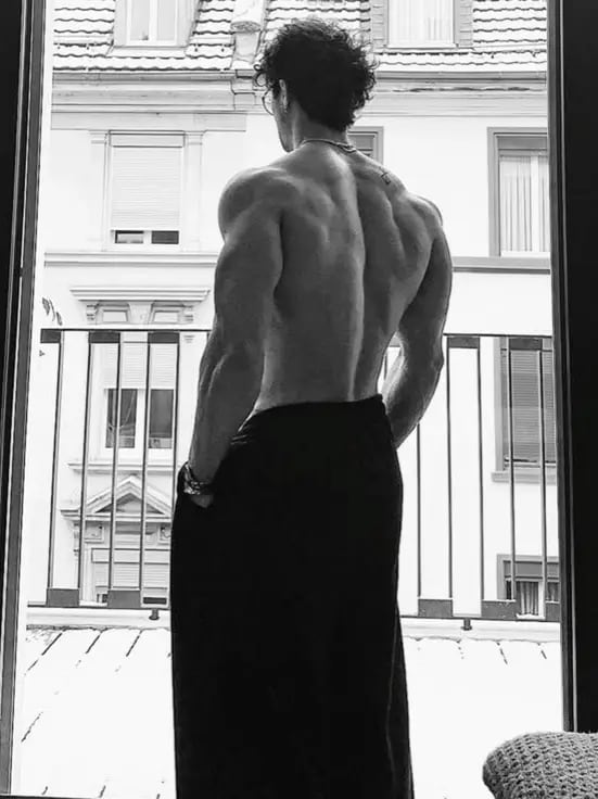 Chat with Damian Holt, the Romance character AI chatbot