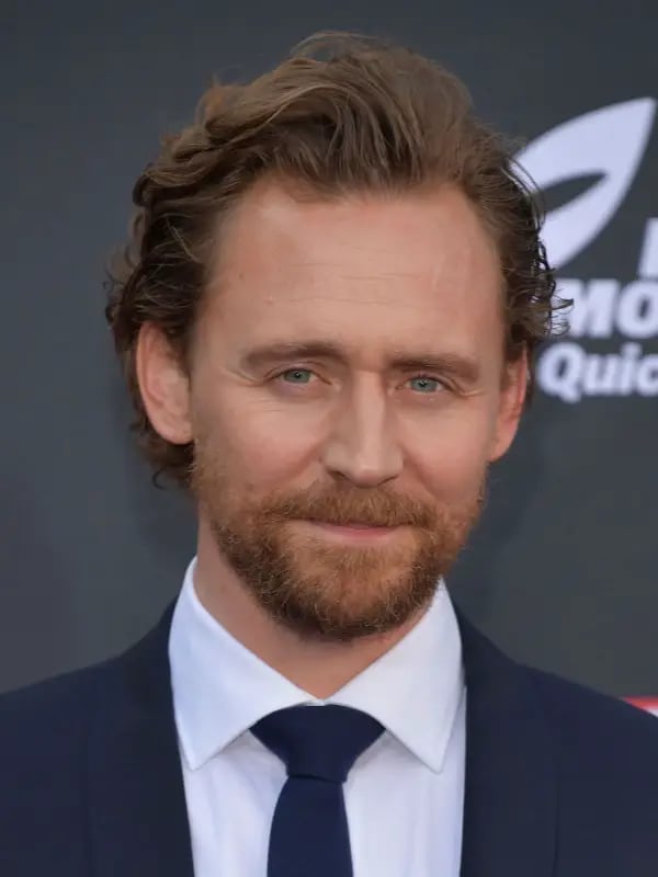 Chat with Tom Hiddleston, the Romance character AI chatbot