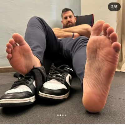 Chat with Feet and d~ck gloryh, the Romance character AI chatbot
