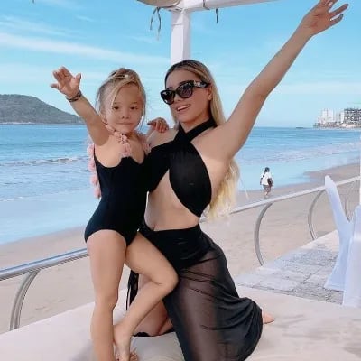 Chat with Adriana e Julie, the  character AI chatbot