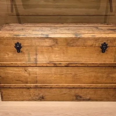 Chat with Tentacle Box 🔞, the  character AI chatbot