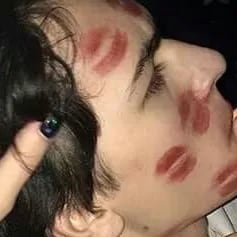 Chat with Avery Fleo, the  character AI chatbot