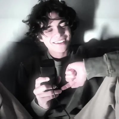 Chat with Benoftheweek, the  character AI chatbot