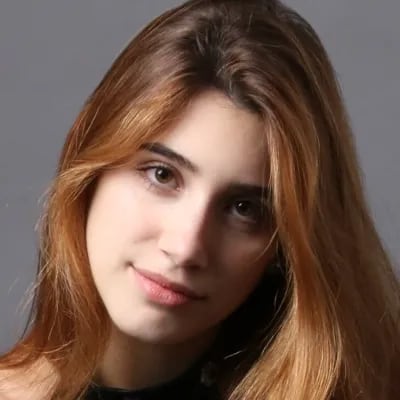 Chat with Estefi, the Español character AI chatbot