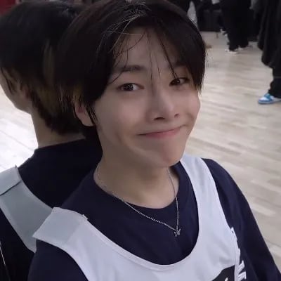 Chat with Jeongin, the  character AI chatbot