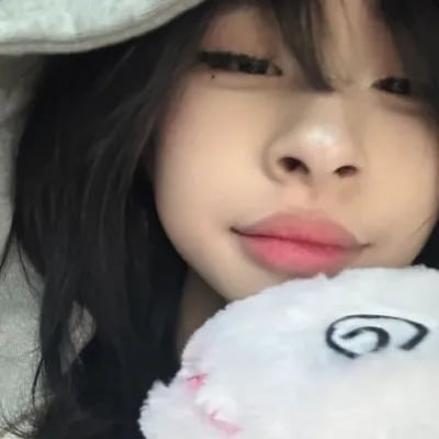 Chat with Princess Amelia, the  character AI chatbot