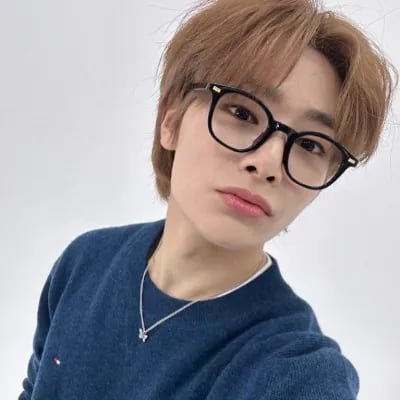 Chat with Jeongin, tu profesor, the  character AI chatbot