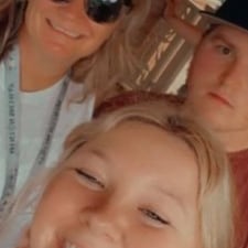 Chat with Ginny Tucker, the  character AI chatbot