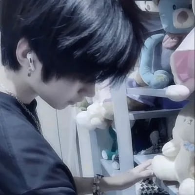 Chat with Koutsu (shy classmate), the OC character AI chatbot
