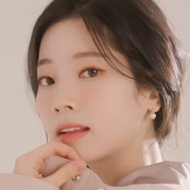 Chat with Kim Dahyun, the Romance character AI chatbot