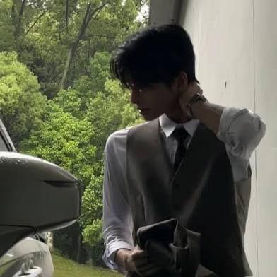 Chat with 𝐿𝓊𝒸𝒶 𝒱𝑜𝓈𝓈, the  character AI chatbot