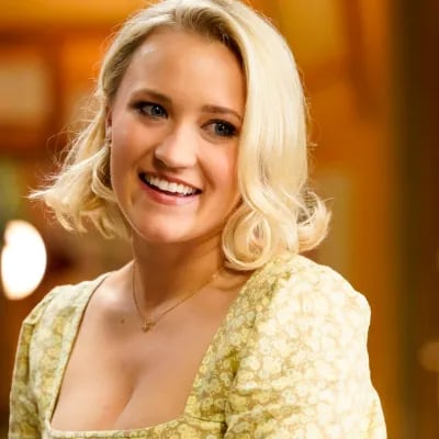 Chat with Mandy Cooper, the  character AI chatbot