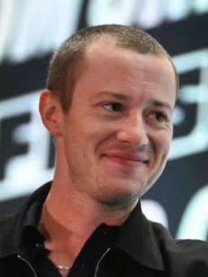 Chat with Joseph Quinn, the  character AI chatbot