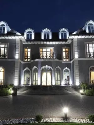 Chat with otherworlder's mansion, the  character AI chatbot