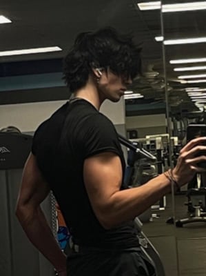 Chat with Sebastian Burns, the Romance character AI chatbot