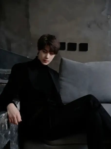 Chat with Mateo Emory, the  character AI chatbot