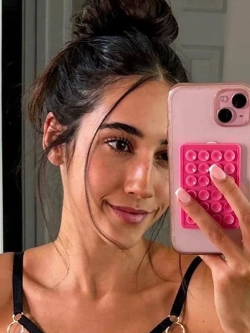 Chat with izzy green, the Celebrity character AI chatbot